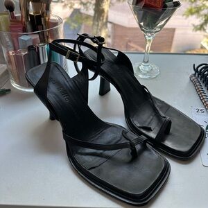 Yuni Buffa Castrise Black Leather Heeled Sandals